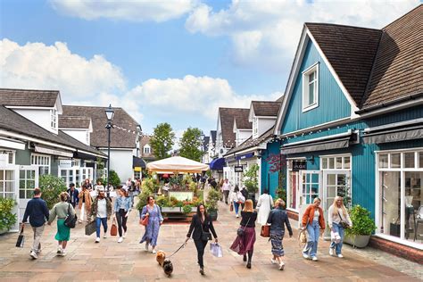 bicester village opening times.